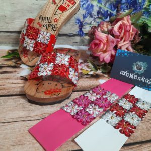 Guốc mộc hoa văn bé gái